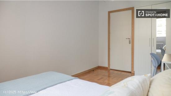 Alquiler de habitaciones en apartamento de 7 dormitorios en Cuatro Caminos - MADRID