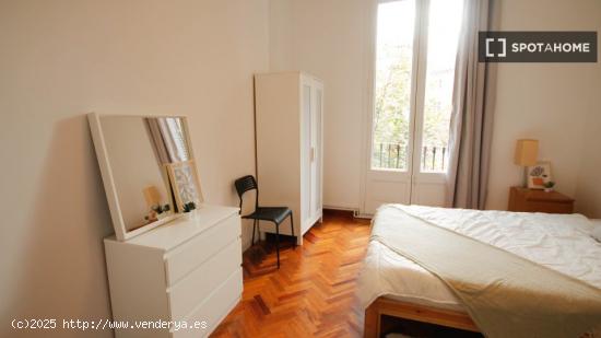 Se alquila habitación en piso compartido en Barcelona - BARCELONA