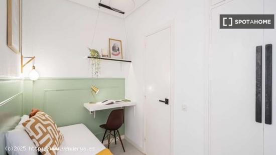 Habitación individual soleada con baño privado y con terraza - MADRID