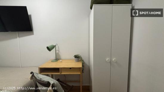 Habitación en piso compartido en barcelona. - BARCELONA