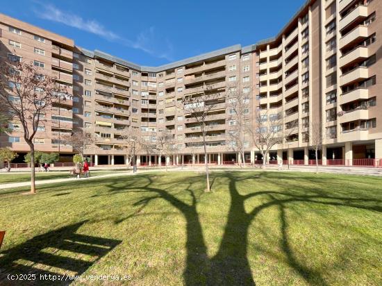  PISO DE CINCO DORMITORIOS Y TRES BAÑOS CON GARAJE EN EL PARQUE MIRAFLORES - ZARAGOZA 