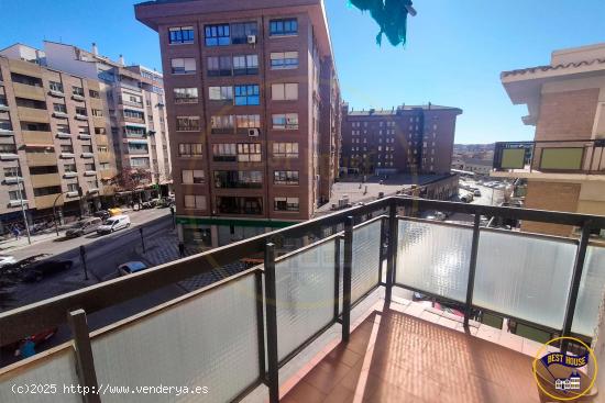  PISO EN VENTA EN PLENO CENTRO CON TERRAZA PARA REFORMAR - CUENCA 