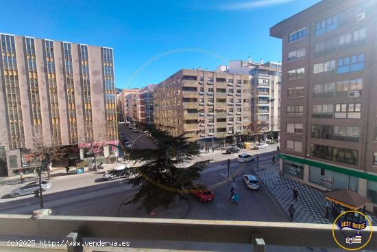 PISO EN VENTA EN PLENO CENTRO CON TERRAZA PARA REFORMAR - CUENCA