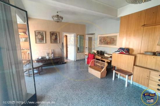 PISO EN VENTA EN PLENO CENTRO CON TERRAZA PARA REFORMAR - CUENCA