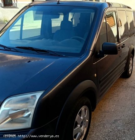 Ford Tourneo Connect 1.8 CDi Trend de 2010 con 280.000 Km por 4.999 EUR. en Albacete