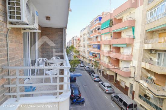 Se vende piso de 2 dormitorios, todo exterior, SUR, a 150m de la playa del Cura en Torrevieja - ALIC