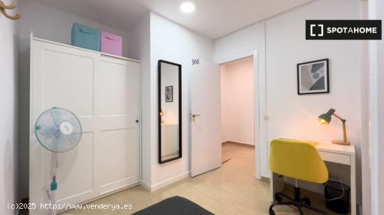 Gran habitación en apartamento de 6 dormitorios en Barri Gòtic - BARCELONA