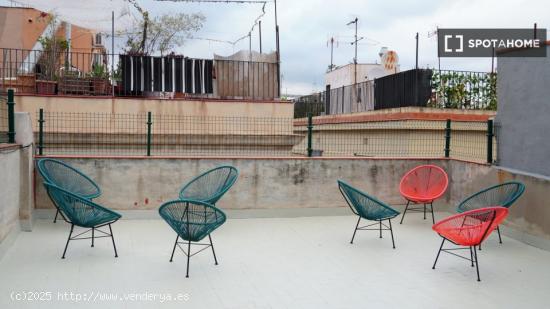 Gran habitación en apartamento de 6 dormitorios en Barri Gòtic - BARCELONA