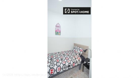 Se alquila habitación pequeña en apartamento de 3 dormitorios en El Born - BARCELONA