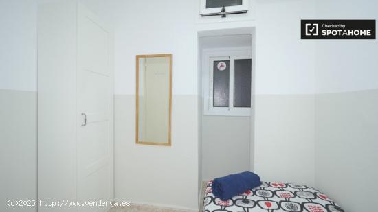 Se alquila habitación pequeña en apartamento de 3 dormitorios en El Born - BARCELONA