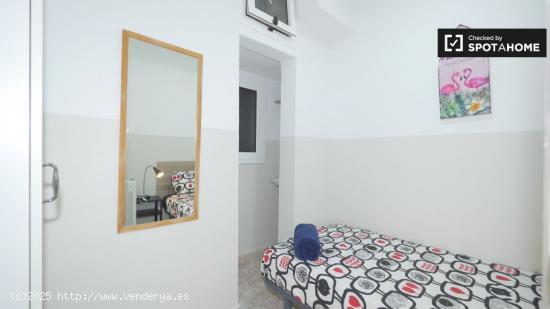 Se alquila habitación pequeña en apartamento de 3 dormitorios en El Born - BARCELONA