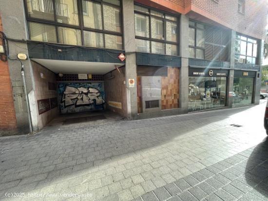 Plaza de parking en el corazón de les Corts - BARCELONA