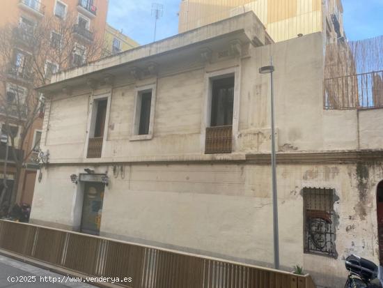 Piso + 2 locales en Carrer Margarit (Sants - Montjuïc / El Poble Sec) - BARCELONA