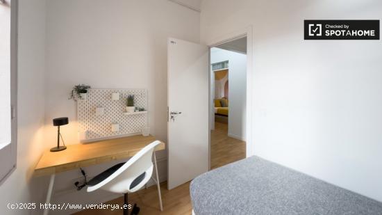 Se alquila habitación en piso de 4 dormitorios en Barcelona - BARCELONA