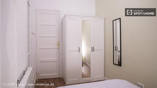 Se alquila habitación en apartamento de 3 dormitorios en Goya - MADRID