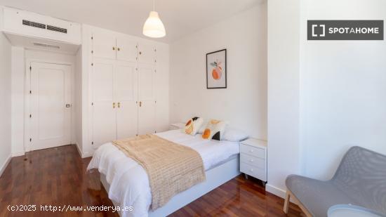 Se alquila habitación en piso 7 dormitorios en Tetuán, Madrid - MADRID