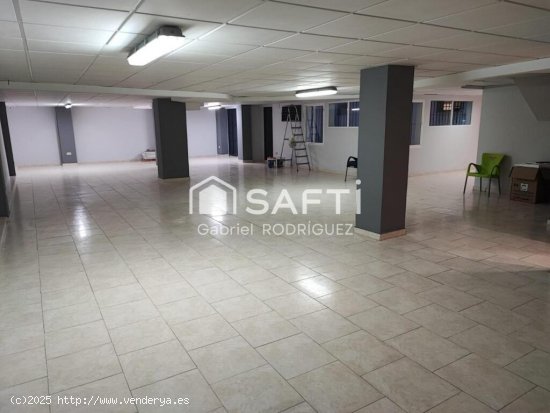 Se vende local comercial. 250 metros útiles.