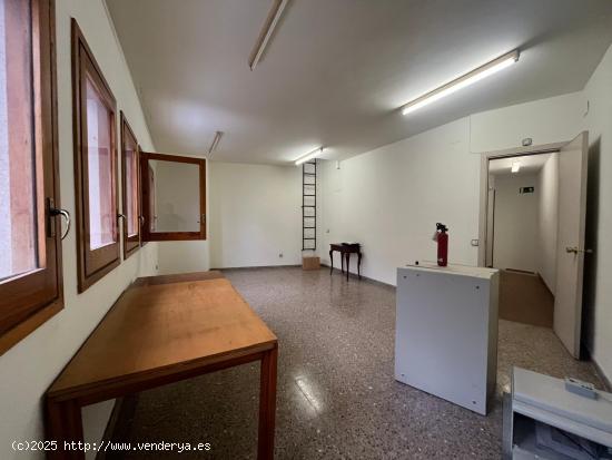 Edificio uso comercial en Sant Marti de Tous, dos plantas, posibilidad de terraza 79.000 Euros! - BA