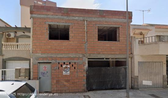 DUPLEX PARA REFORMAR - ALMERIA