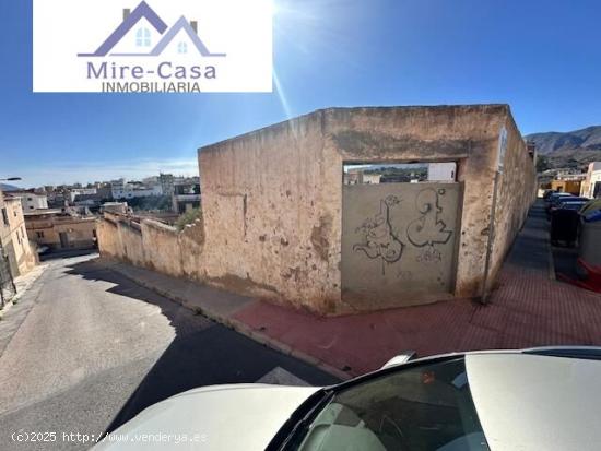 se vende terreno urbano a tres calles - ALICANTE