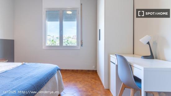 Se alquila habitación en piso de 5 habitaciones en Barcelona - BARCELONA