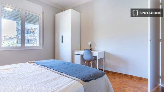 Se alquila habitación en piso de 5 habitaciones en Barcelona - BARCELONA