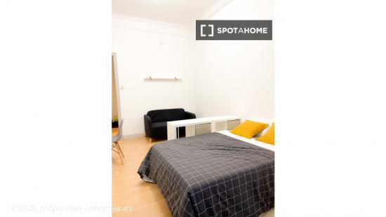 Se alquila habitación en piso de 8 habitaciones en Barcelona - BARCELONA