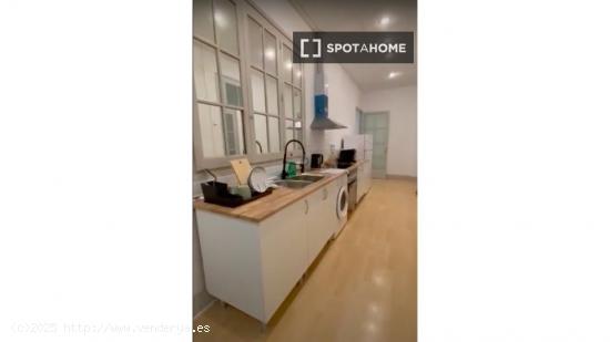 Se alquila habitación en piso de 8 habitaciones en Barcelona - BARCELONA