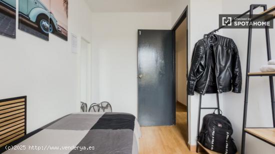 Habitaciones en alquiler en apartamento de 4 dormitorios en sant martí. - BARCELONA