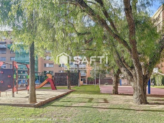 Piso de 3 hab en La Vila Olímpica con piscina y zonas verdes.