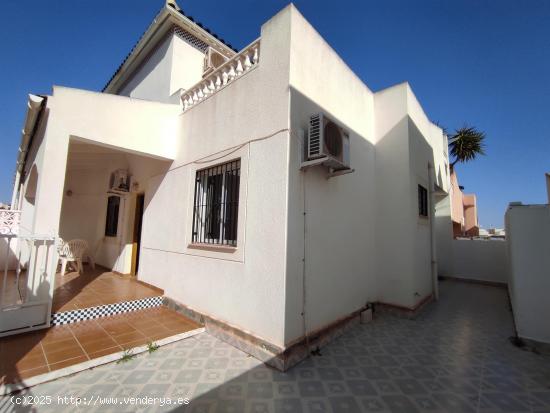 CHALET PAREADO EN RESID. MIRADOR DE LOS BALCONES -TORREVIEJA. - ALICANTE