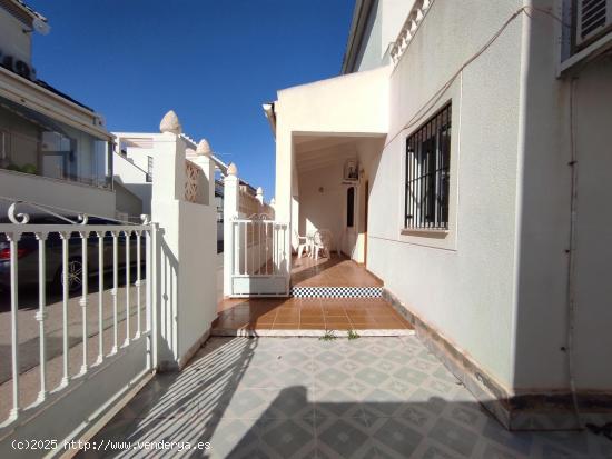 CHALET PAREADO EN RESID. MIRADOR DE LOS BALCONES -TORREVIEJA. - ALICANTE