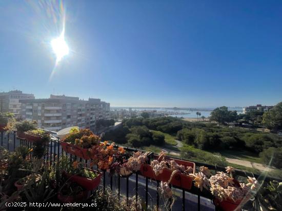  Ático en el centro de Torrevieja con vistas al mar y solárium privado - ALICANTE 