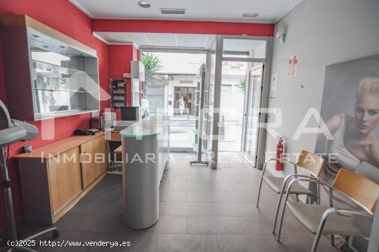 Se vende local comercial a pie de calle, terminado como peluquería en pleno centro de Torrevieja. -