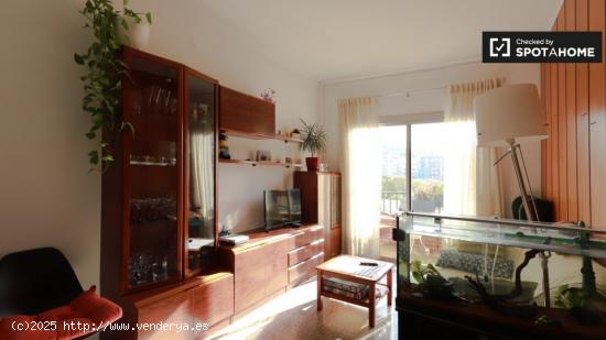 Se alquila habitación en piso de 3 dormitorios en Bordeta - BARCELONA