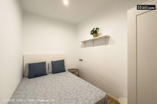  Se alquila habitación en piso de 7 habitaciones en Barcelona - BARCELONA 