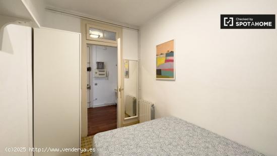 Se alquila habitación en piso de 7 habitaciones en Barcelona - BARCELONA