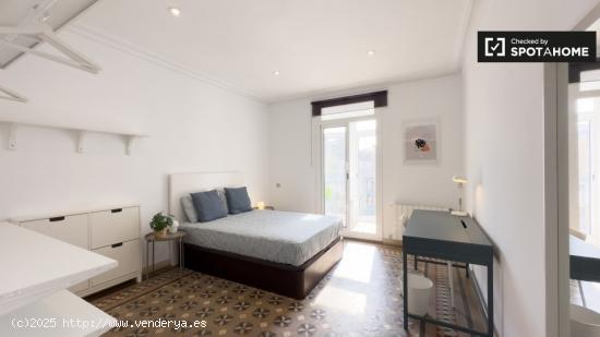 Se alquila habitación en piso de 7 habitaciones en Barcelona - BARCELONA