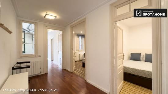 Se alquila habitación en piso de 7 habitaciones en Barcelona - BARCELONA