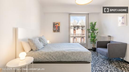 Se alquila habitación en piso de 6 habitaciones en Barcelona - BARCELONA