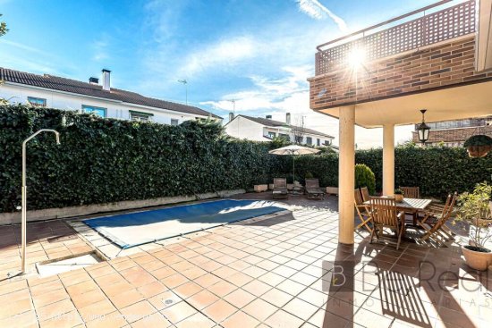 EN VENTA CHALET PAREADO CON PISCINA, EN VILLANUEVA DE LA CAÑADA (MADRID).