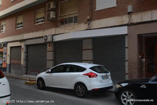  Alquiler de local comercial con dos persianas en pleno centro de la ciudad de Orihuela. - ALICANTE 