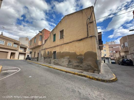 CASA EN LA ZONA DEL CALVARIO - ALICANTE