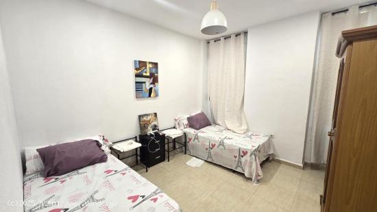 PISO EN CALLE PINTOR APARECIO CON 4 HABITACIONES SUITE - ALICANTE