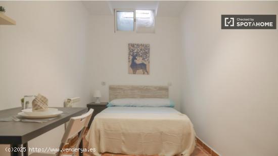 Se alquila habitación en piso de 7 dormitorios en Madrid - MADRID