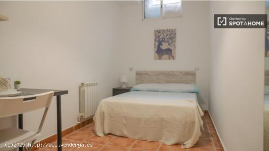 Se alquila habitación en piso de 7 dormitorios en Madrid - MADRID