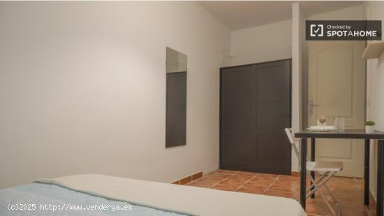 Se alquila habitación en piso de 7 dormitorios en Madrid - MADRID