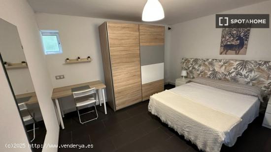 Se alquila habitación en piso de 7 dormitorios en Madrid - MADRID