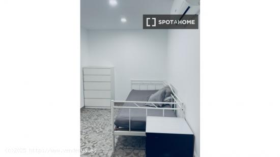 Habitación en piso compartido en barcelona. - BARCELONA