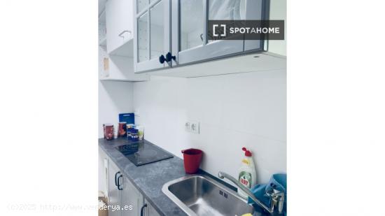 Habitación en piso compartido en barcelona. - BARCELONA